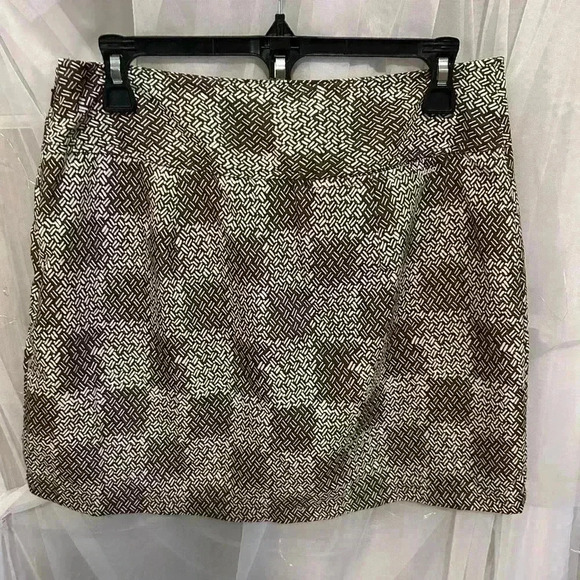 IZOD Golf Skort. Size 4. Brown & White. Preowned. Great condition. - Picture 2 of 4